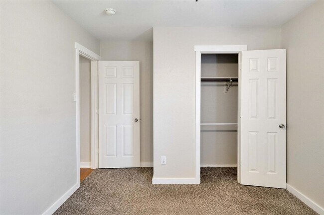 Building Photo - 716 Preston Dr