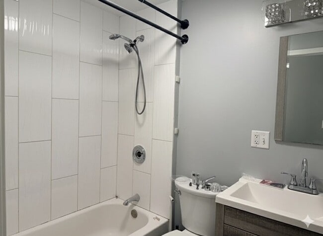 Building Photo - Large 3 Bedroom 1 Bath Townhome