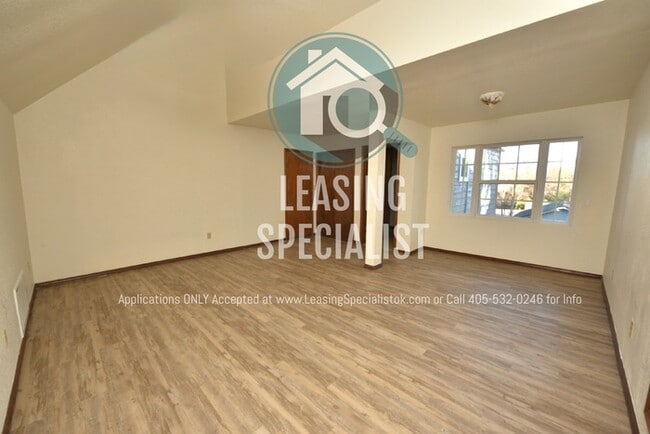 Building Photo - Central Norman 3 Bed 3 Bath MOVE IN SPECIA...