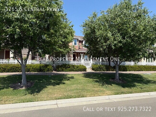 Building Photo - 1265 S Central Pkwy