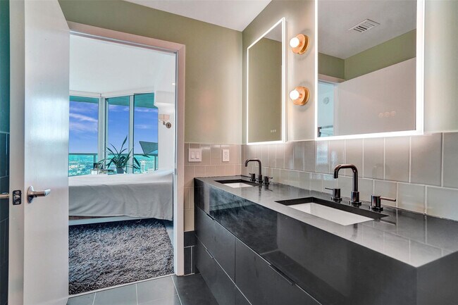 Building Photo - 1900 N Bayshore Dr