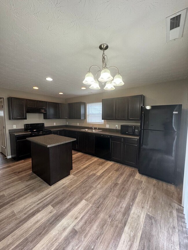 Building Photo - Spacious 3 Bedroom home!