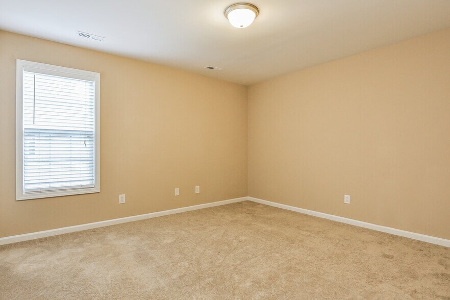 Building Photo - 136 Roan Dr