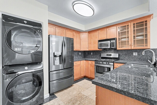 Building Photo - 808 Lenzen Ave