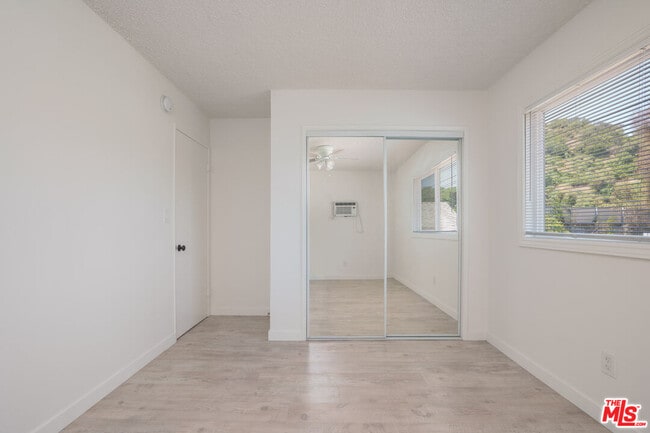 Building Photo - 1361 Riverside Dr