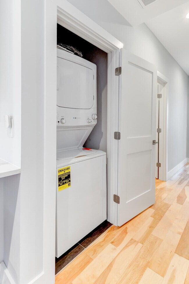 Building Photo - 1011 Bennington St