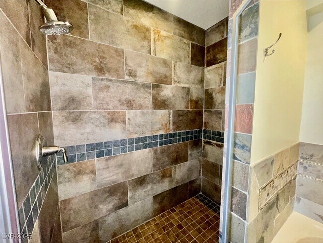 Building Photo - 2405 W Serene Ave