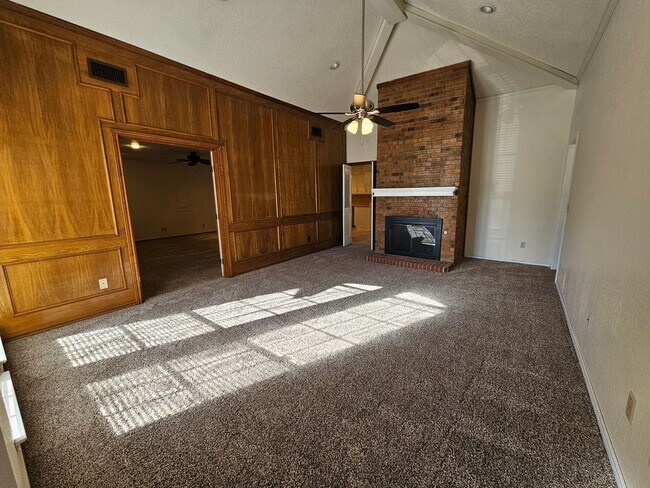 Building Photo - Charming home located in the well-maintain...