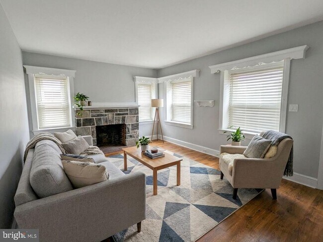 Building Photo - 1109 W James St