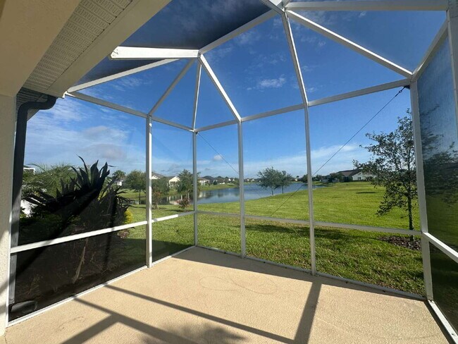 Building Photo - 3 bedroom, 2 bathroom in desirable Loren Cove