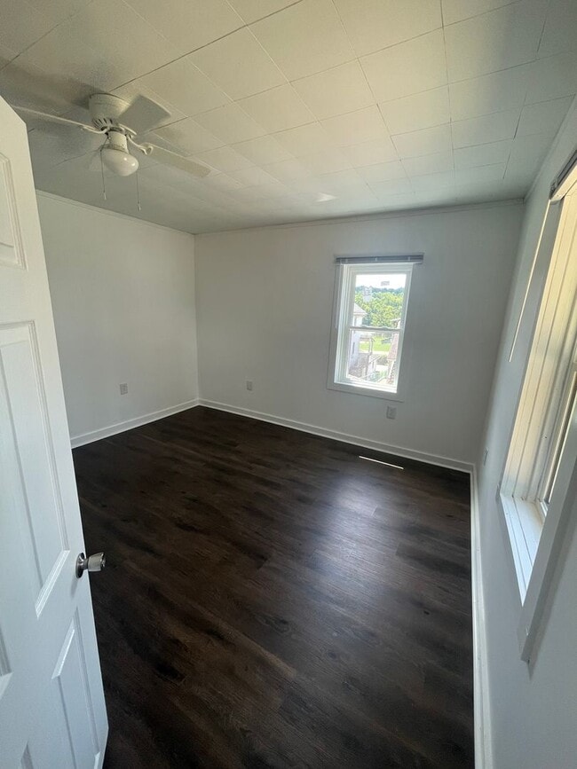 Building Photo - 3 bedroom home in Elizabeth-Forward!