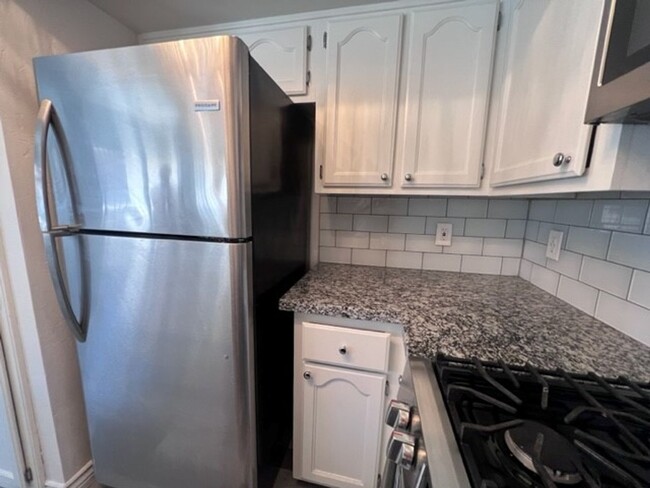 Building Photo - 1BR Furnished Recent Remodeled!!