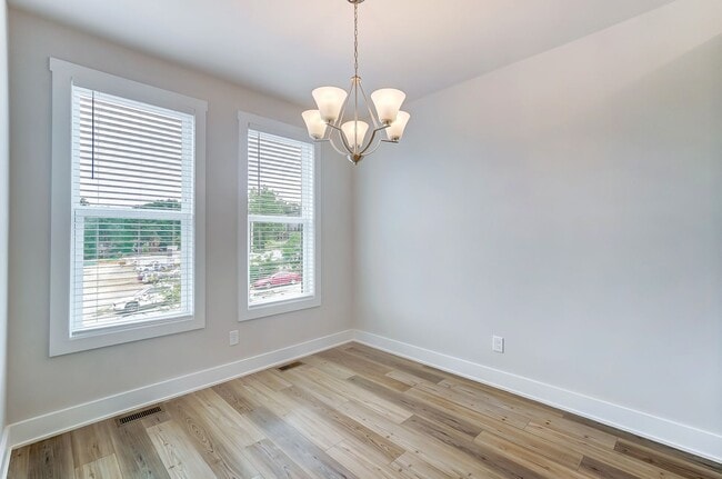 Building Photo - 3 Bedroom Townhome minutes from South End!