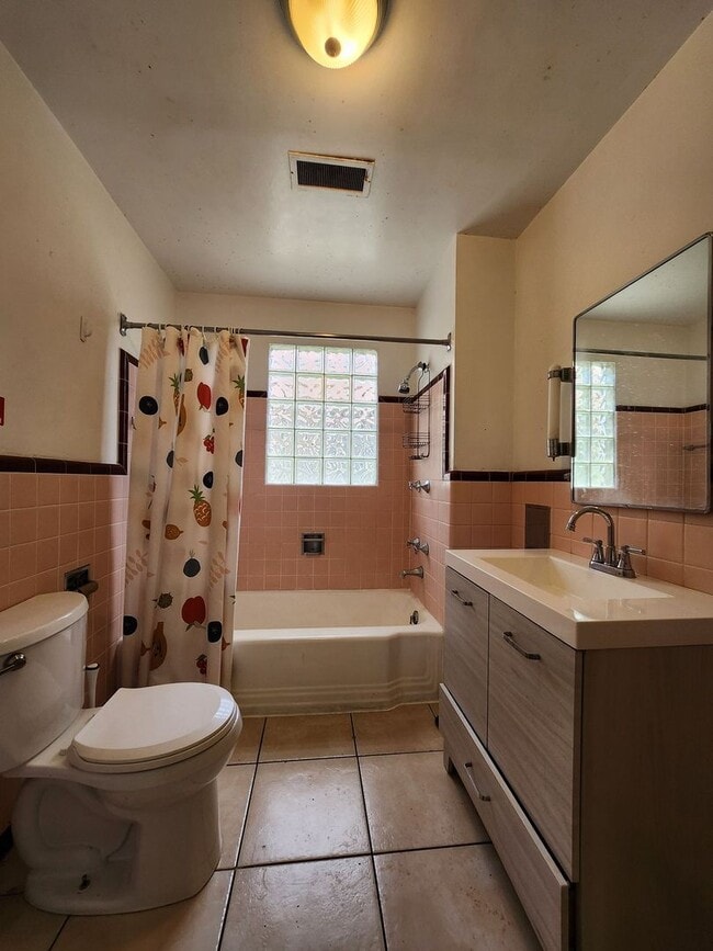 Building Photo - Victorian Home Downtown – Available NOW, 6 Month Leases Available! MOVE-IN SPECIAL