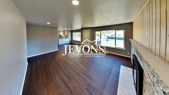 Building Photo - Near Randall Park - Charming home with two kitchens and washer/dryer included!