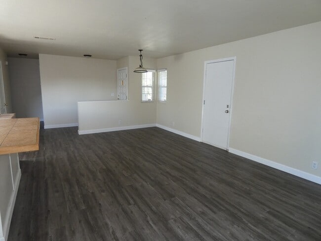 Building Photo - 4 bedroom, 2 bathroom in Suisun City