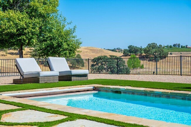 Building Photo - 6750 Golden Pheasant Ln