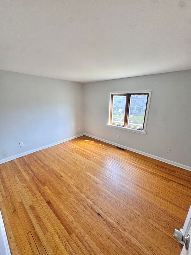 Building Photo - SUPER CLEAN THREE BEDROOM TOWNHOME
