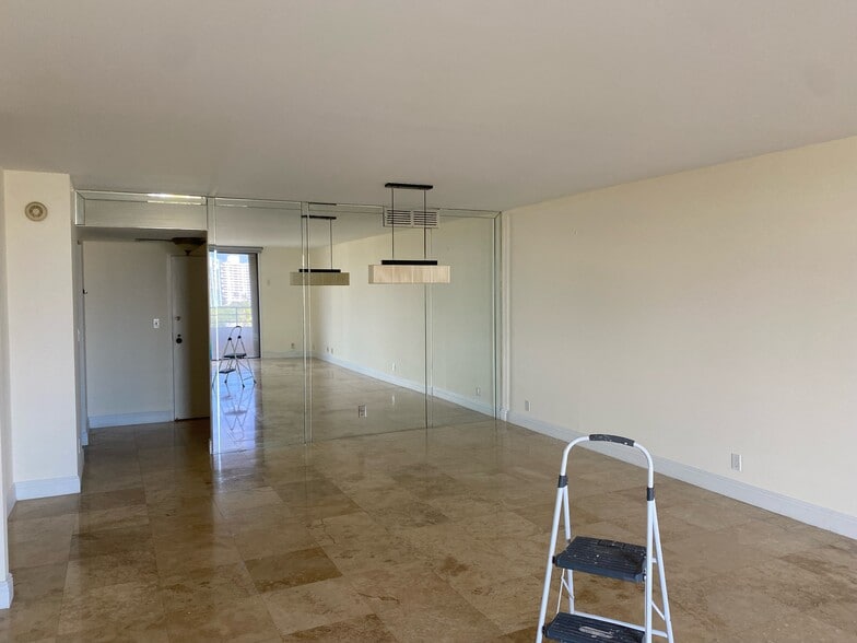 Building Photo - 2500 Parkview Dr