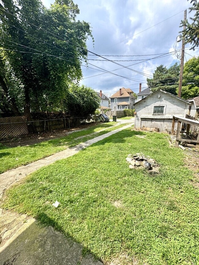 Building Photo - 6 Bedroom on Campus