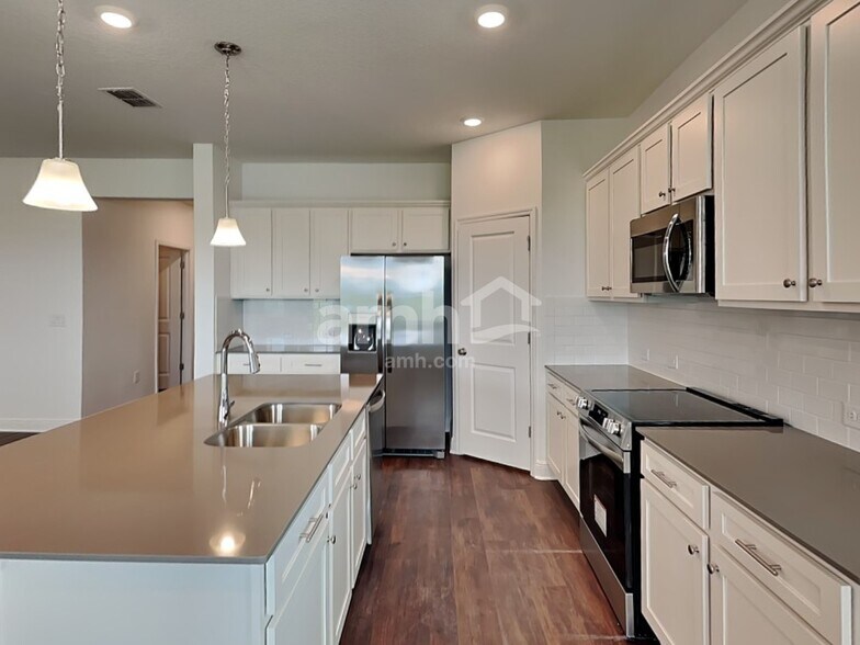 Building Photo - 14633 Cedar Ml Dr