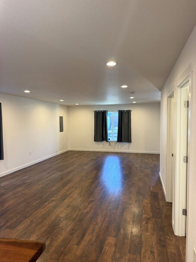 Building Photo - 570 NE 55th Ave
