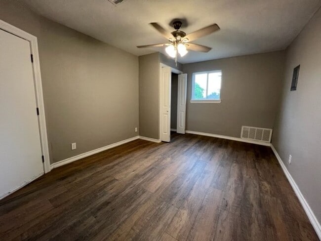 Building Photo - 2613 SW B Ave