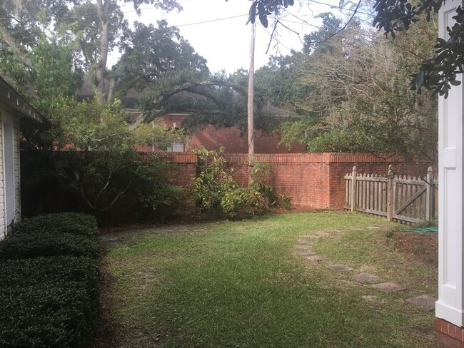 Building Photo - Charming and spacious 3 bedroom cottage in downtown Conway!