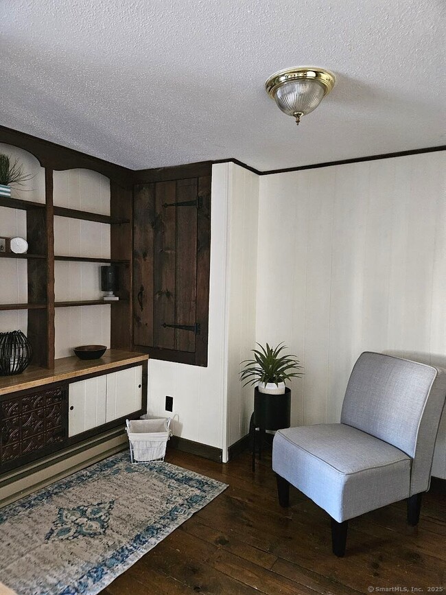 Building Photo - 703 Main St