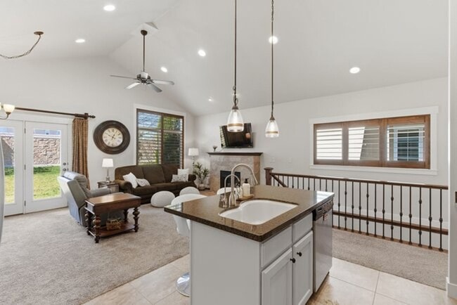 Building Photo - Beautiful Riverton Townhome in Gated Community!