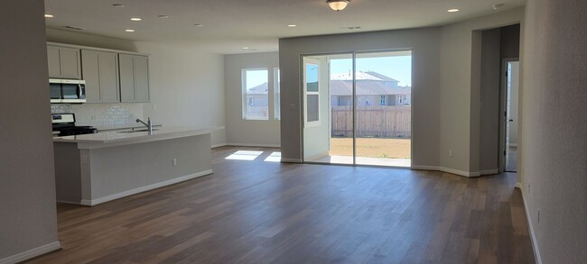 Building Photo - Open Floor Plan, Close to Shopping, Fenced...