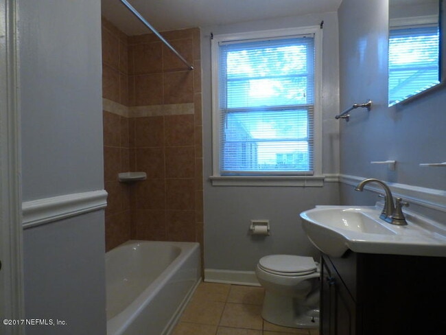 Building Photo - 2575 Myra St