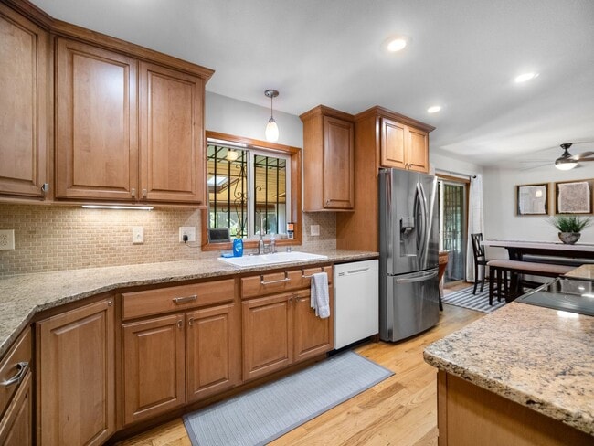 Building Photo - Fully Furnished 3 bedroom/3 bathroom North Spokane Home