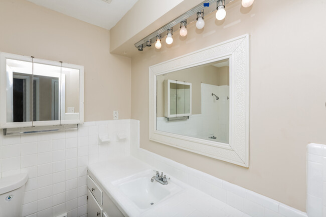 Building Photo - Charming Brick Home in Pearl