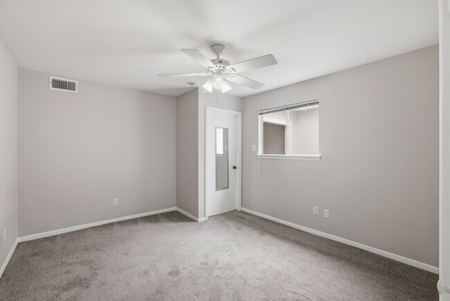Building Photo - 2 River Creek Way