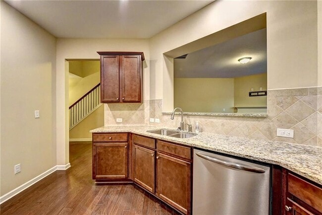 Building Photo - 1075 Hampton Oaks Dr