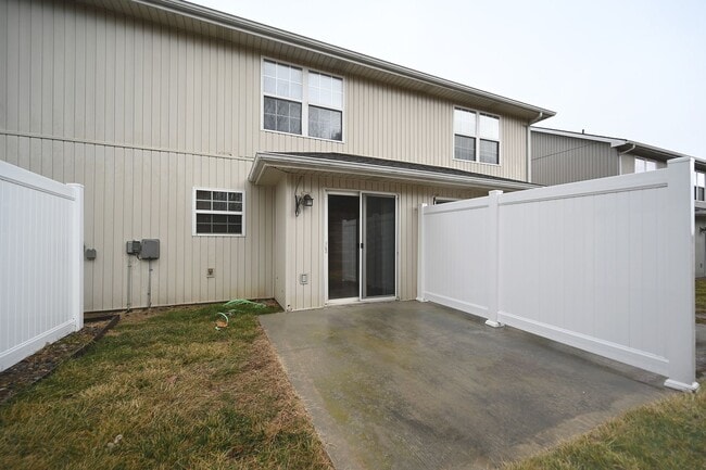 Building Photo - Two Bedroom & 2.5 Bath Townhome with 1 car garage in Oak Valley Estates