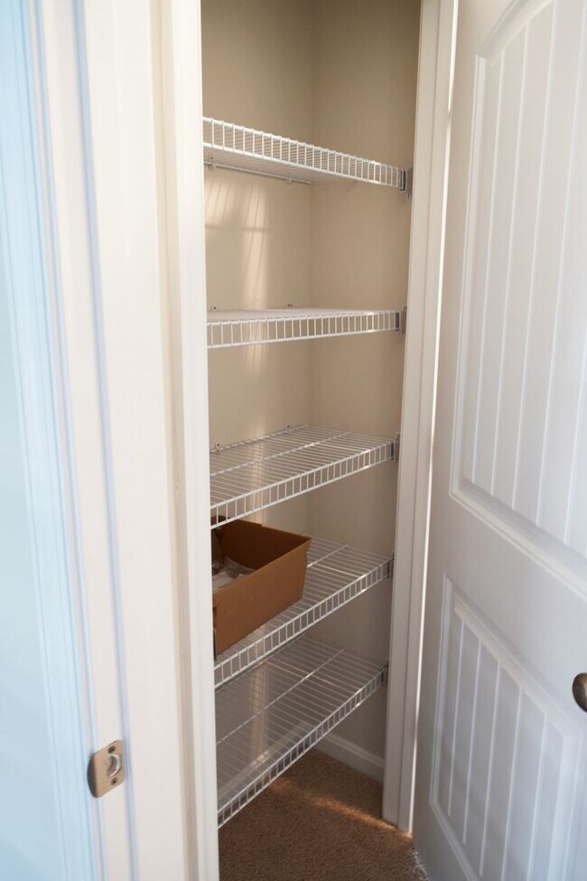 Building Photo - Stunning NEW Townhouse in Heritage Trace!