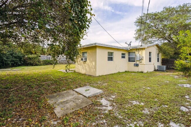 Building Photo - " 3 Bedroom 2 Bath Single Family Home in Prime Deerfield Beach Location!"