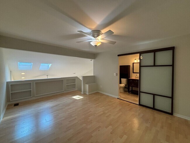 Building Photo - Adorable 1 bedroom 1.5. bath end unit townhouse in Annapolis