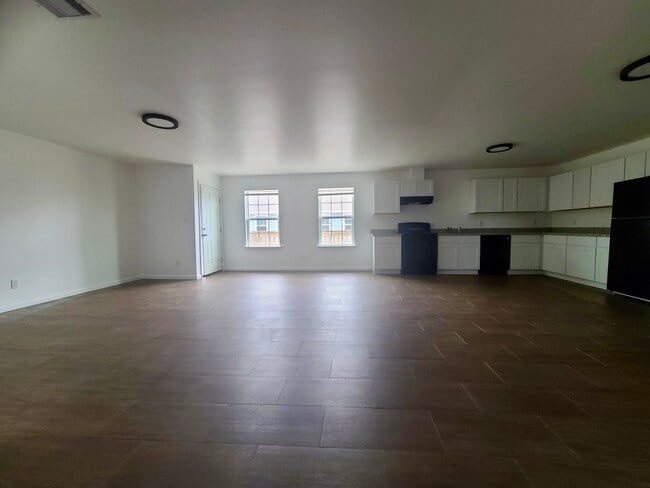 Building Photo - 915 24th St