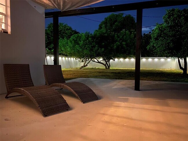 Building Photo - 2420 SW 11th St