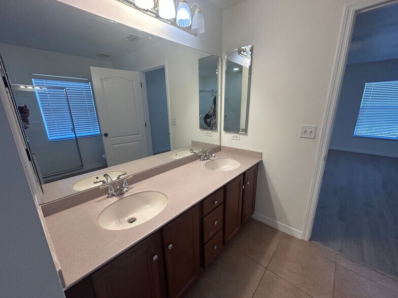 Building Photo - 3/2  Pool home