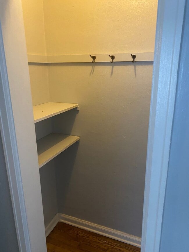 Building Photo - 2 bedroom 1 bath house  with fenced in yard available soon!