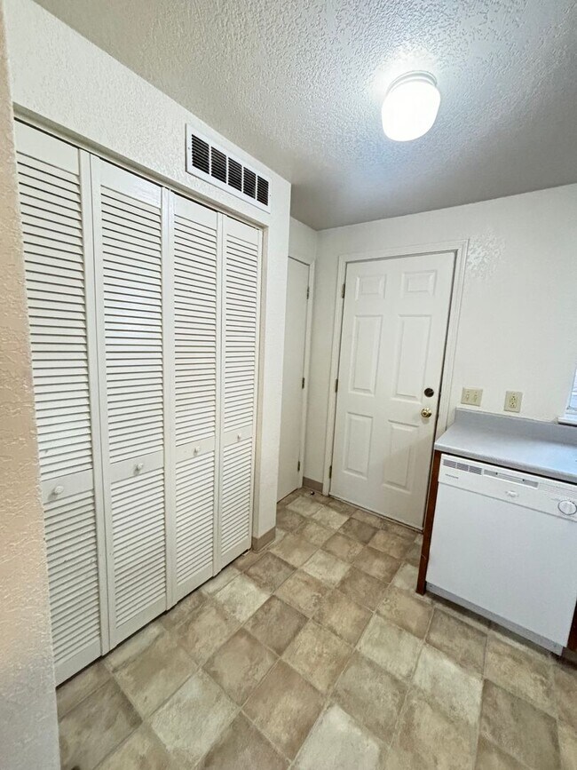 Building Photo - Grant Creek Condo