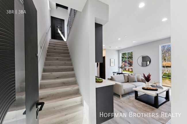 Building Photo - 13621 N Fellows Ave