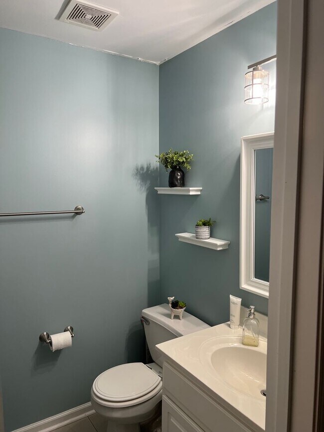 Building Photo - Updated 2-Bedroom Condo in Winston-Salem