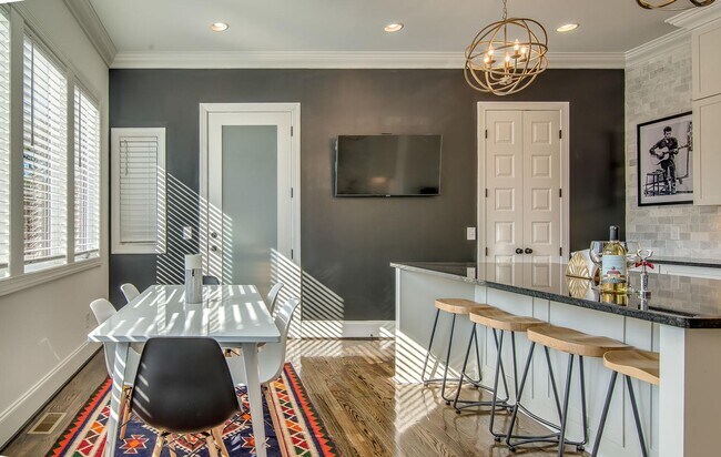 Building Photo - Beautifully appointed 3-bedroom furnished townhome in sought-after Hillsboro Village!