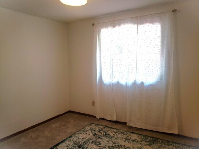 Building Photo - Charming Milwaukie House with Beautiful Ba...