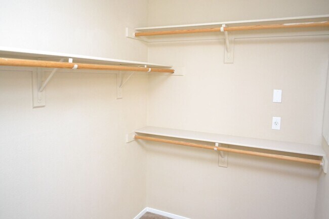 Building Photo - SW - 3 BEDROOMS PLUS LOFT SPACE